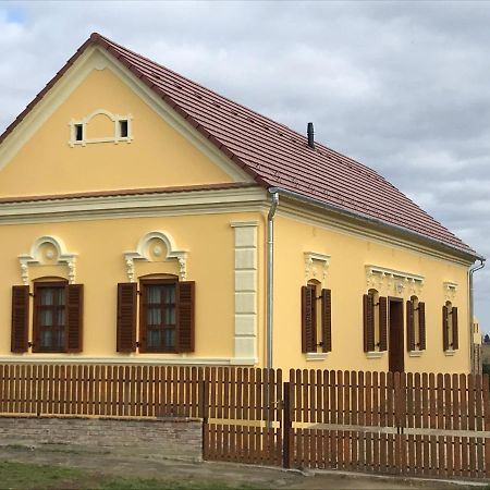 Porrogi Fenyő Vendégház Exterior foto