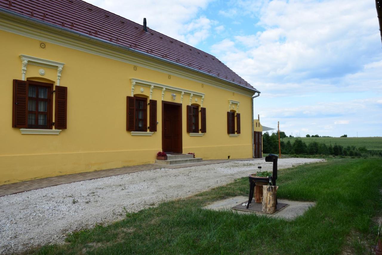 Porrogi Fenyő Vendégház Exterior foto