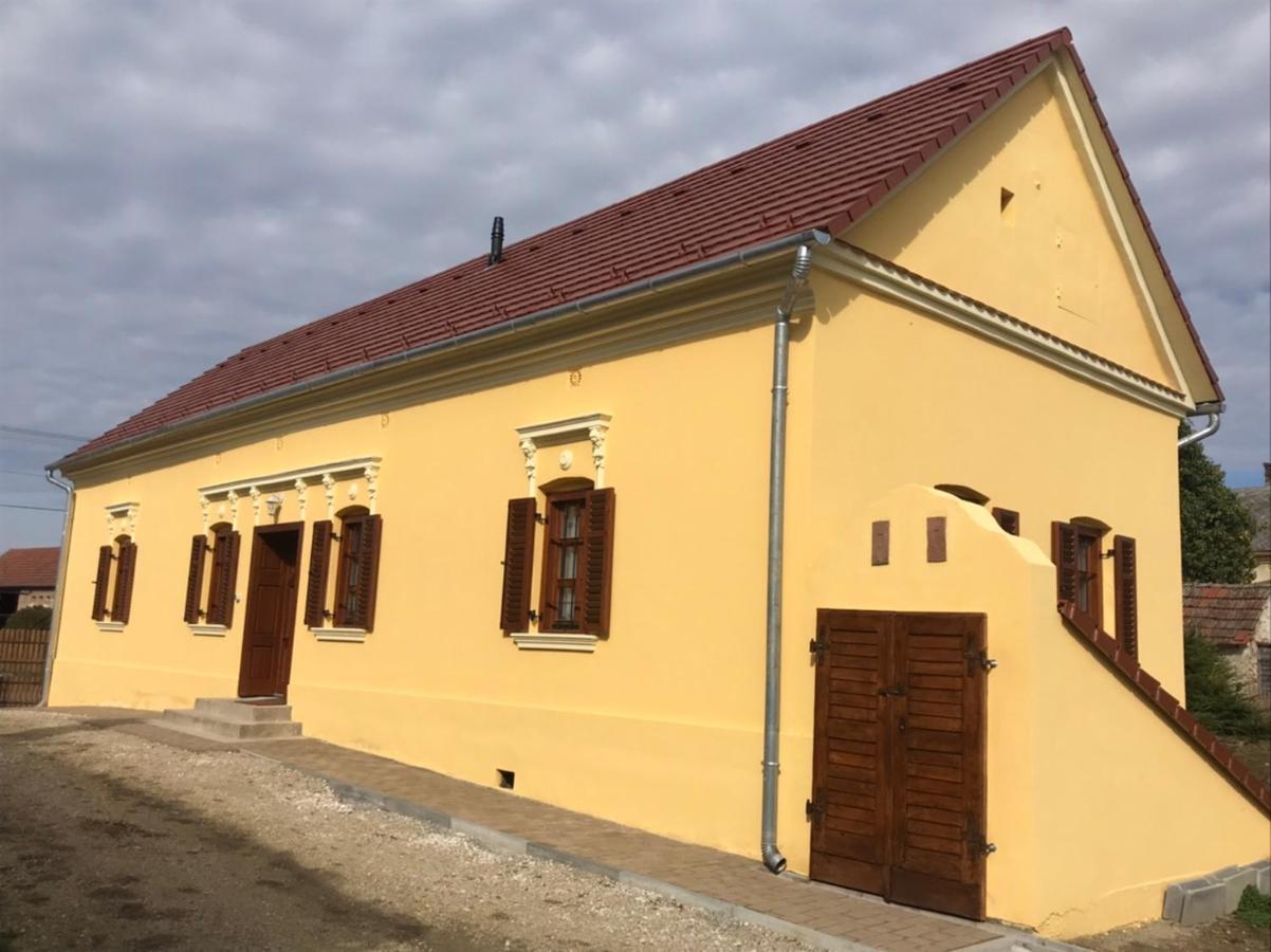 Porrogi Fenyő Vendégház Exterior foto