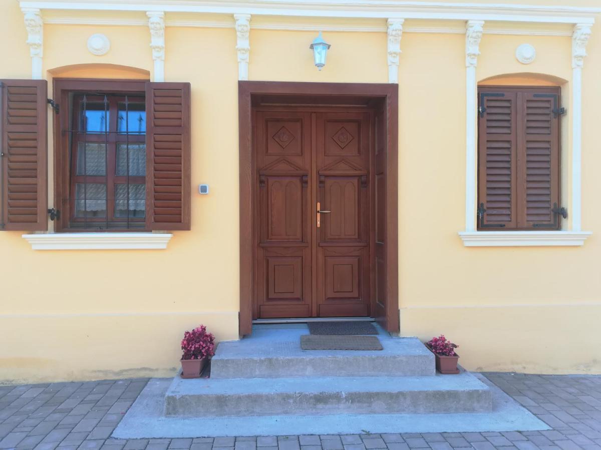 Porrogi Fenyő Vendégház Exterior foto