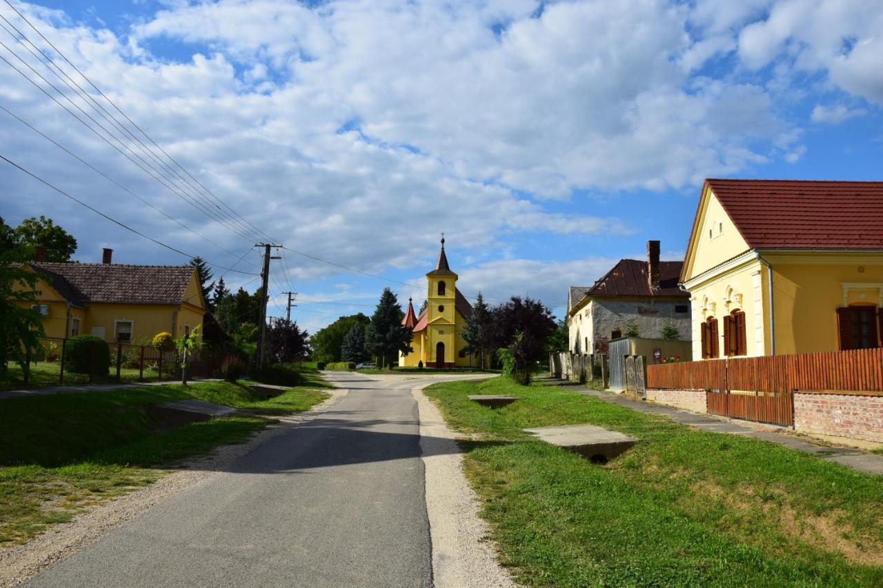 Porrogi Fenyő Vendégház Exterior foto